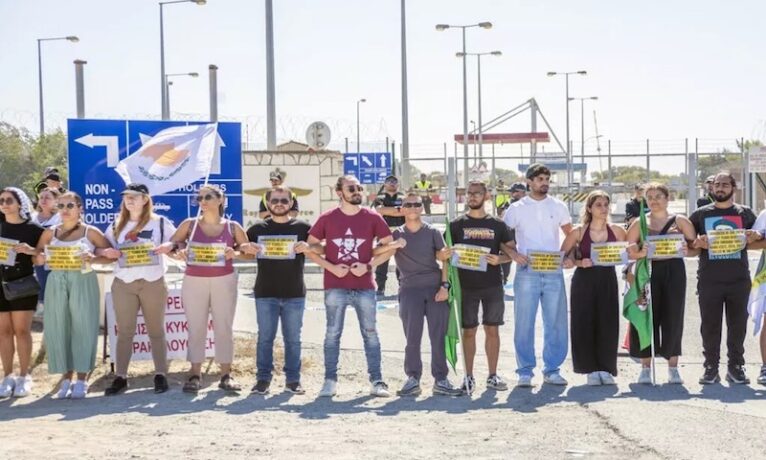 Kıbrıslı protestocular adadaki İngiliz üslerinin kaldırılmasını talep etti