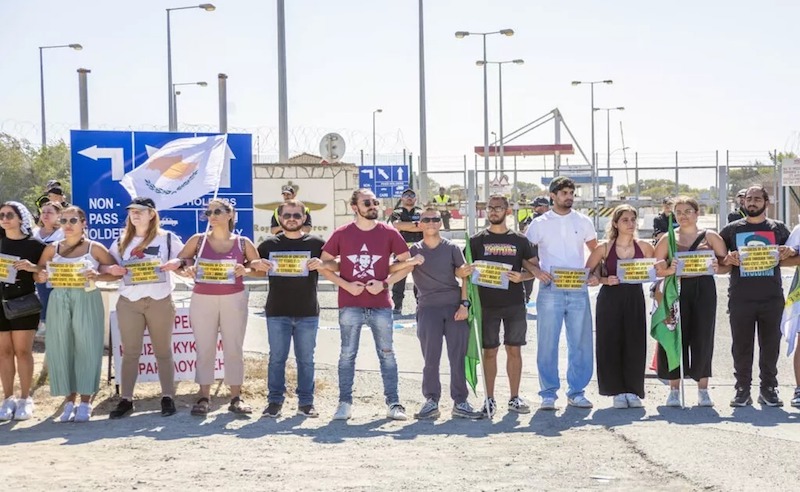 Kıbrıslı protestocular adadaki İngiliz üslerinin kaldırılmasını talep etti