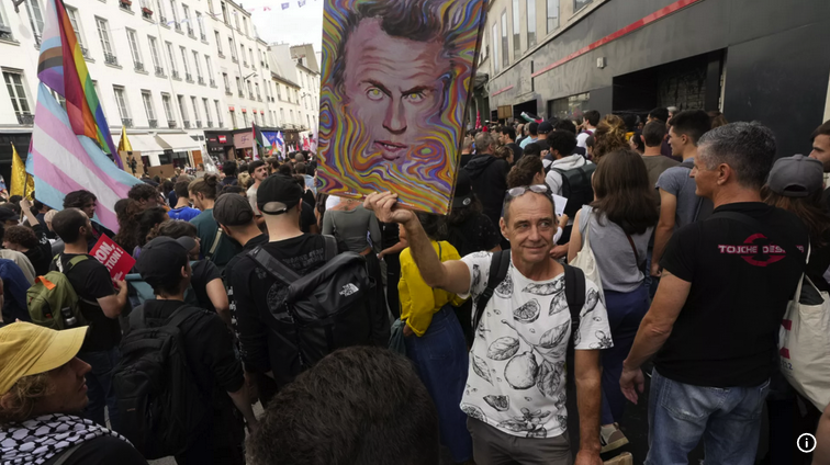 Fransa genelinde binlerce kişi Macron’un başbakan seçimini protesto etti