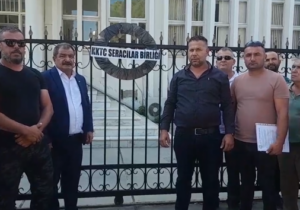 Üreticiler Arıklı’ya siyah çelenk bıraktı
