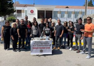 KTOEÖS, Dünya Öğretmenler Günü’nde Meclis ve Elçilik önünde “kokteyl” verdi