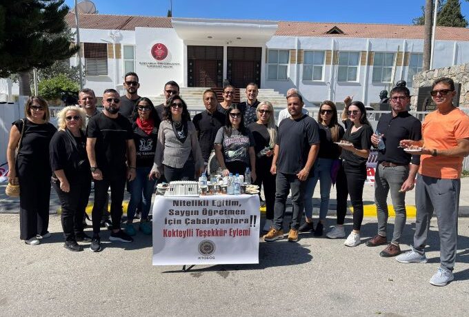 KTOEÖS, Dünya Öğretmenler Günü’nde Meclis ve Elçilik önünde “kokteyl” verdi