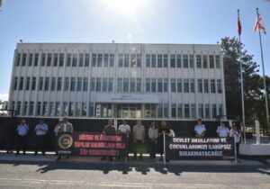 Öğretmenler Başbakanlık önünde: Eğitim sorunlarla boğuşuyor, hükümetin derdi meclis başkanlığı