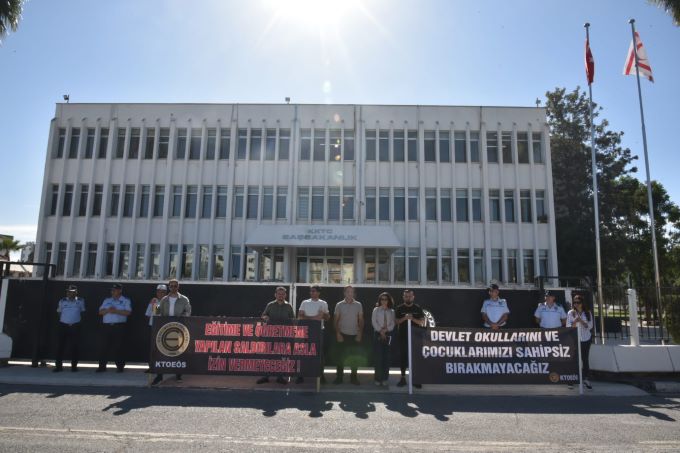 Öğretmenler Başbakanlık önünde: Eğitim sorunlarla boğuşuyor, hükümetin derdi meclis başkanlığı