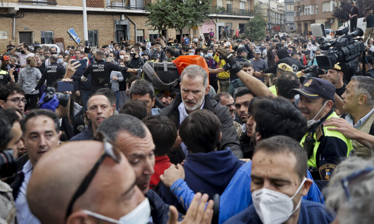 İspanya’da afetzedeler kraliyet ailesini protesto etti