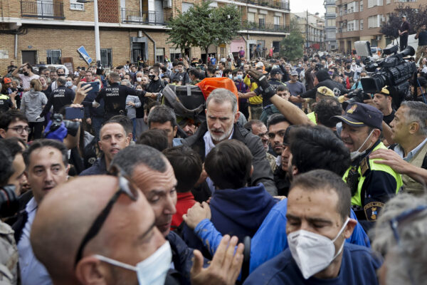 İspanya’da afetzedeler kraliyet ailesini protesto etti