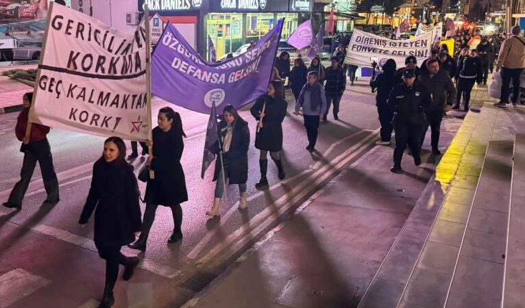 Kadınlar şiddete karşı sokağa çıktı: Susmuyoruz, korkmuyoruz, itaat etmiyoruz!