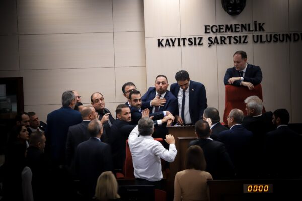 İktidarın ayak oyunları muhalefeti çileden çıkardı