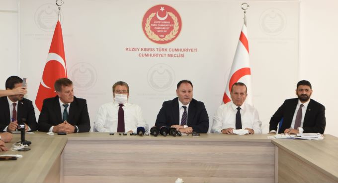 Hükümet CTP’yi “Meclis’i işgal etmekle” suçladı