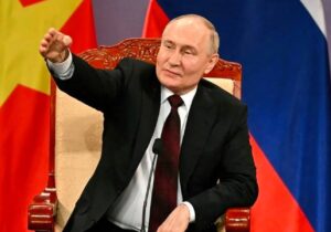 Putin, Türk gazetecinin sorusuyla dalga geçti; Rus bürokratlar güldü