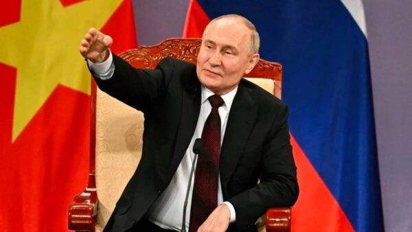 Putin, Türk gazetecinin sorusuyla dalga geçti; Rus bürokratlar güldü