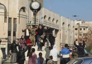 DSG Genel Komutanı Abdi: “Şam’daki otoriter rejimin çöküşüne tanık olduğumuz Suriye’de tarihi anları yaşıyoruz, bu bir fırsattır”