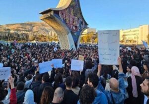 Suriye halkı tepkili: Yüzlerce Suriyeli laik devlet talebiyle sokağa çıktı