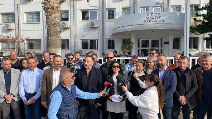 Sendikalardan Maliye Bakanlığına “CD”li protesto: Hayat pahalılığı hesaplaması gerçekçi değil