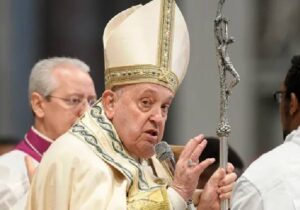 Vatikan, eşcinsel erkeklerin bekar oldukları sürece rahip olabileceklerini açıkladı