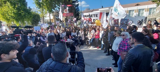 Hak savunucuları Meclis önünde: Hayvanların sesi olmaktan  vazgeçmeyeceğiz!