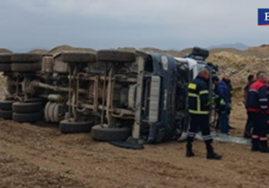 Ercan Havalimanı pist inşaatında kaza: Kamyon devrildi, sürücüsü hastaneye kaldırıldı