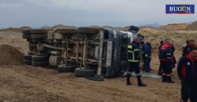 Ercan Havalimanı pist inşaatında kaza: Kamyon devrildi, sürücüsü hastaneye kaldırıldı