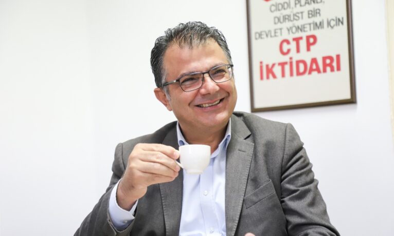 Kıbrıs meselesinde yeni yaklaşımlar: Akansoy, barış kültürü ve özeleştiri vurgusu yaptı