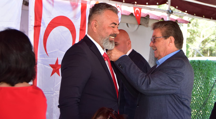 Bülent Bebek resmen UBP’de: Rozeti Üstel taktı