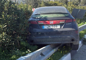 Girne-Lefkoşa anayolunda kaza: Araç bariyerlerin üzerine çıktı