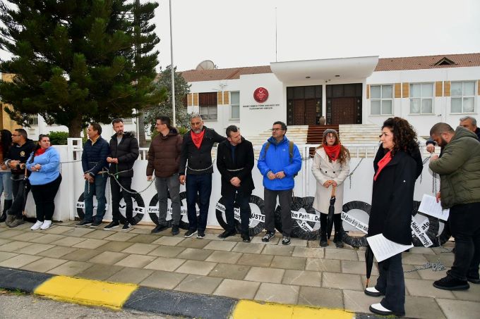 KTOEÖS, Meclis önünde eylem yaptı: Eğitime ve öğretmene yapılan saldırılara asla izin vermeyeceğiz!