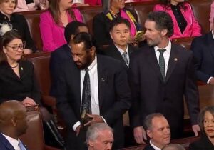 Trump’ın Kongre konuşmasını bölen Demokrat meclis üyesi salondan çıkarıldı