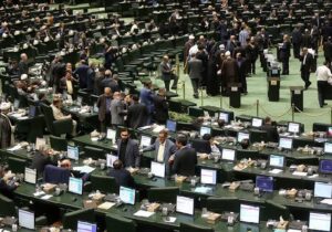 İran Meclisi, perşembe gününün hafta sonu tatiline eklemesine onay verdi