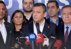 CHP lideri Özgür Özel: “İstanbul’un iradesine saldırdılar; Tayyip Bey 15 Temmuz darbecilerinin olduğu durakta demokrasi treninden indi!”