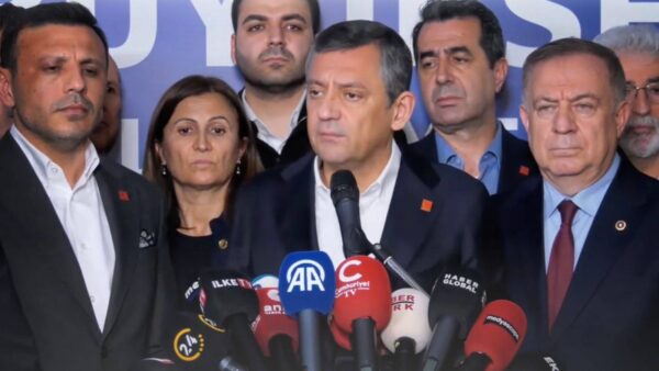 CHP lideri Özgür Özel: “İstanbul’un iradesine saldırdılar; Tayyip Bey 15 Temmuz darbecilerinin olduğu durakta demokrasi treninden indi!”