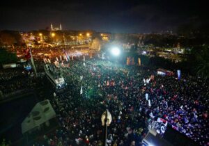 Türkiye İmamoğlu’nun gözaltına alınmasına karşı ayakta, gazete manşetleri sessiz!