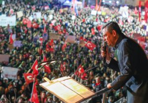 Özel “İmamoğlu’nun yargılamasını canlı yayınlayın“ dedi, boykot listesini duyurdu