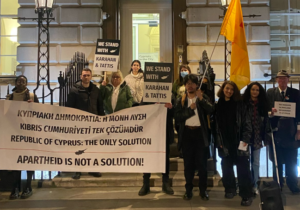 Londra’da Kıbrıs Yüksek Komiserliği önünde Karahan ve Tattis’e destek protestosu