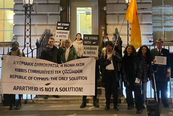 Londra’da Kıbrıs Yüksek Komiserliği önünde Karahan ve Tattis’e destek protestosu