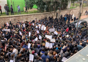 İstanbul Üniversitesi’nde eylem I Öğrenciler polis barikatını aştı