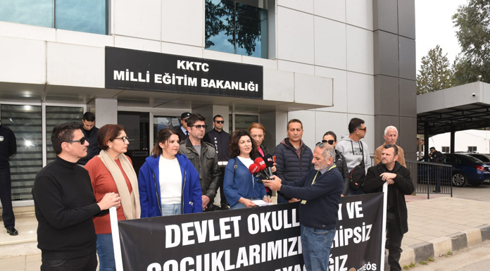 KTOEÖS’den siyah çelenkli protesto: “Devlet okulları sahipsiz bırakıldı”