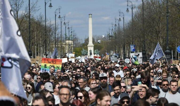 Macaristan’da yeni yasa tasarısı: LGBTİ+ etkinlikleri yasaklanacak, katılanlara para cezası kesilebilecek!