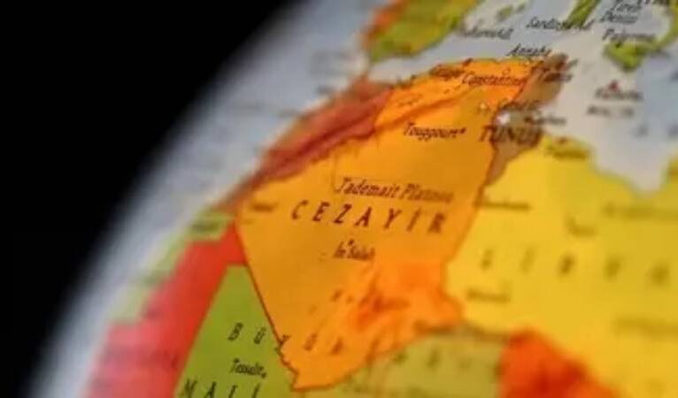 12 Fransız diplomatı sınır dışı etme kararı veren Cezayir: Egemenliğimize yönelik herhangi bir saldırıya sert yanıt vereceğiz