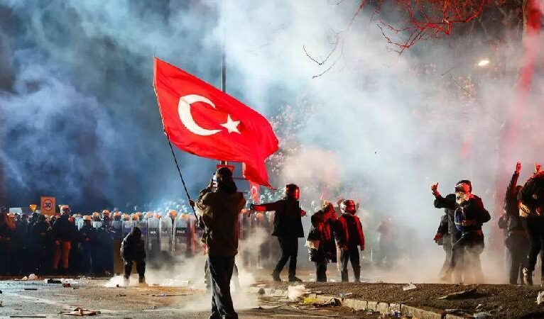 New York Times: Türkiye otokrasiye direniyor, halkın cesareti küresel sessizlikten daha fazlasını hak ediyor