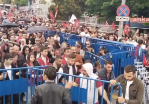 Ankara’da vatandaşlar barikatları kaldırdı, Anıtkabir’e yürüyor: “Ne yılarız, ne korkarız… Yıkar geçeriz!”