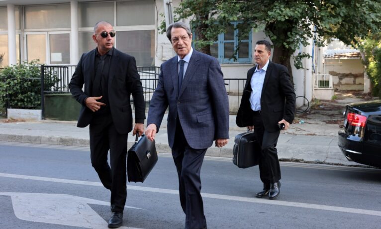 Kıbrıslı Rum eski lideri Anastasiadis, Yolsuzlukla Mücadele Kurumu’na ifade verdi