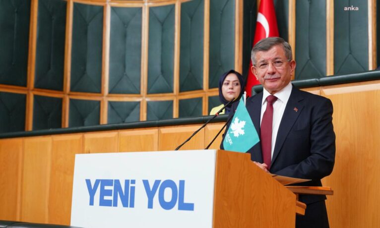 Ahmet Davutoğlu: “Kıbrıs’ın içine düştüğü batak sizlerin aynadaki aksidir”