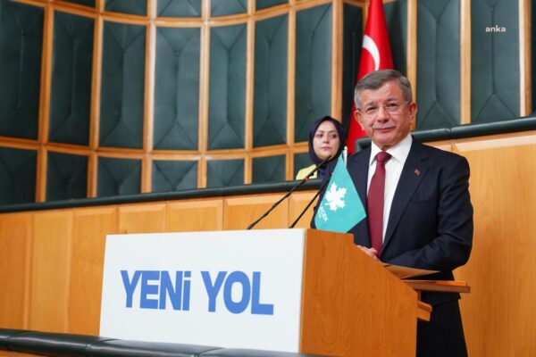 Ahmet Davutoğlu: “Kıbrıs’ın içine düştüğü batak sizlerin aynadaki aksidir”