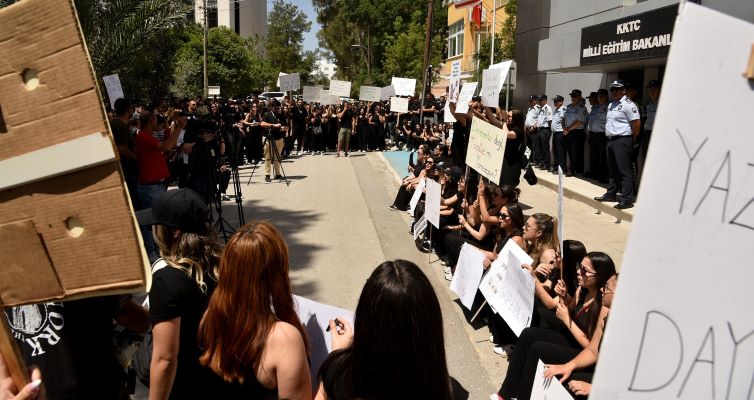 AÖA öğrencilerinden oturma eylemi: “Sınavla kazandık, sistemle kaybetmeyeceğiz”
