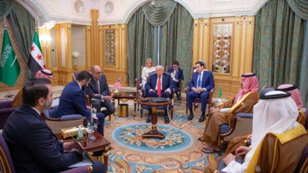 Tarihi görüşme | ABD Başkanı Trump, Suriye Geçici Cumhurbaşkanı Colani ile Riyad’da bir araya geldi; toplantıya Erdoğan da telefonla katıldı