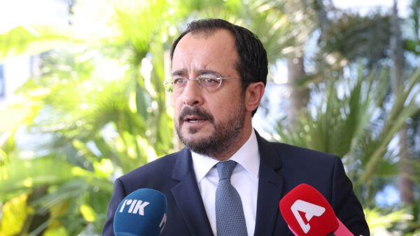 Holguin 20 Mayıs’tan sonra adaya geliyor, AB Temsilcisi Hahn göreve başlıyor I Hristodulidis: “Başkasının mülküne el koymak hukuksuzluktur”