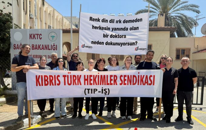 Tıp-İş’ten Sağlık Bakanlığı önünde protesto: “Keyfi görevlendirmeleri geri alın, halk için sağlık planlaması yapın!”