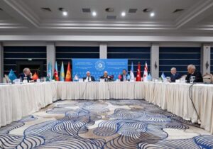 Büyükelçiler güneyde, Aksakallılar kuzeyde