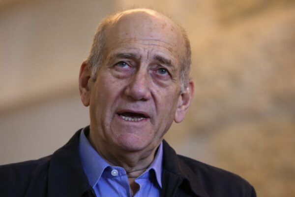 İsrail eski Başbakanı Ehud Olmert: “İsrail Gazze’de savaş suçları işliyor”