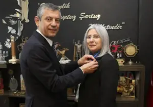 Erdoğan’ın eski yardımcısı Fuat Oktay’ın eski eşi CHP’ye katıldı